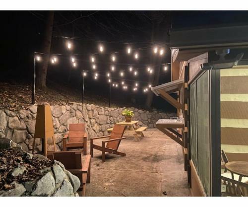 Beary Relaxing Cabin - Romantic With Outdoor Patio