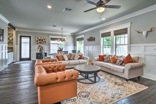 Stunning Farmhouse In Historic Dtwn Bastrop!
