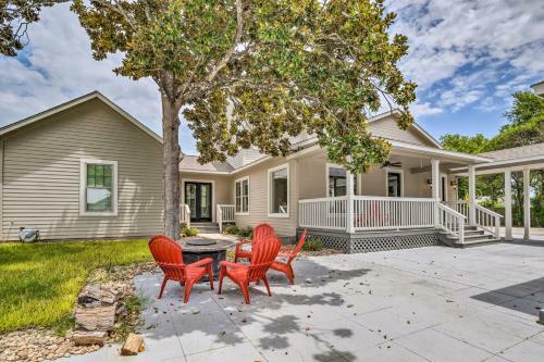Stunning Farmhouse In Historic Dtwn Bastrop!
