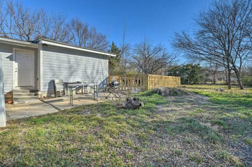Modern Arlington Getaway Fenced Yard And Pool!