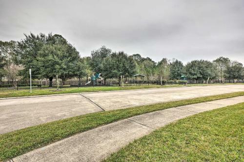 Family-friendly Conroe Home With Patio And Grill!