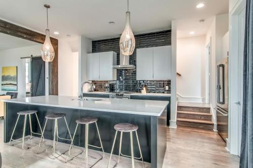 4 Connecting Condos - Sleeps 32 To 36 - Firepits - Garages - Rooftops Decks - Great Views - Security