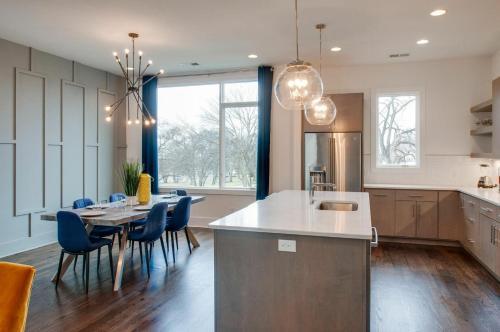 4 Connecting Condos - Sleeps 32 To 36 - Firepits - Garages - Rooftops Decks - Great Views - Security