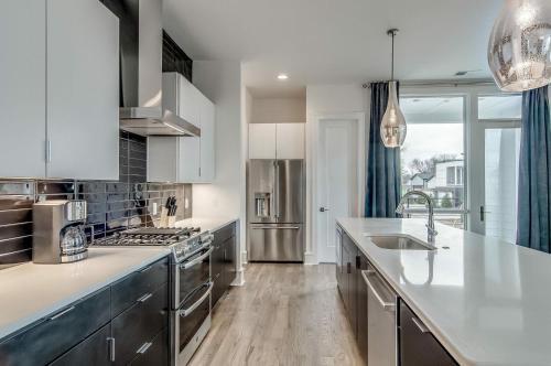 4 Connecting Condos - Sleeps 32 To 36 - Firepits - Garages - Rooftops Decks - Great Views - Security