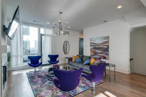 Gulch Modern 3 Story Condo, 2 Car Garage, Rooftop Fire Pit, Security, And View!