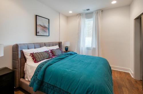 Gulch Modern 3 Story Condo, 2 Car Garage, Rooftop Fire Pit, Security, And View!