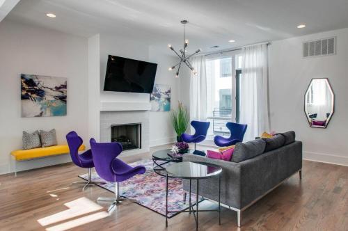 Gulch Modern 3 Story Condo, 2 Car Garage, Rooftop Fire Pit, Security, And View!