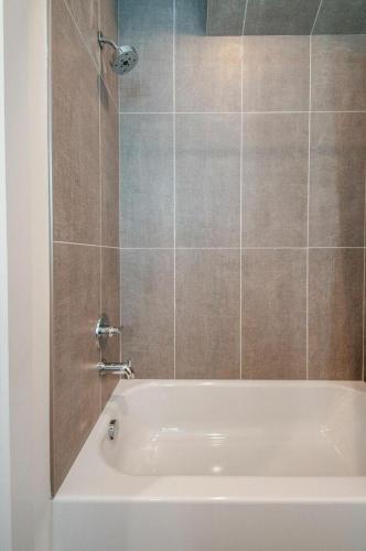 Gulch Modern 3 Story Condo, 2 Car Garage, Rooftop Fire Pit, Security, And View!