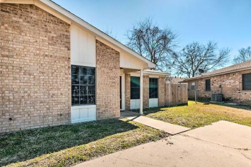 Charming Abode With Yard About 2 Mi To Texas Aandm!