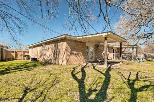 Charming Abode With Yard About 2 Mi To Texas Aandm!