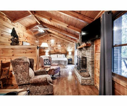 Peekaboo With Hot Tub, Pool Table, And Jacuzzi