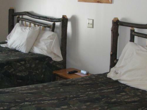 Motel Pine Knoll Lodge And Cabins, Inc.