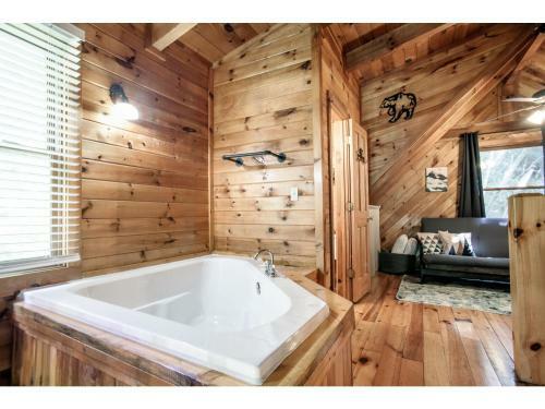 Cabin In The Woods With Hot Tub