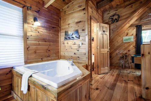 Cabin In The Woods With Hot Tub