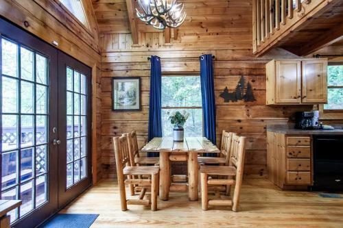 Cabin In The Woods With Hot Tub