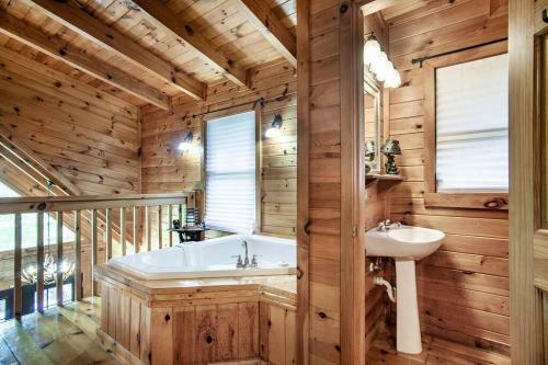 Cabin In The Woods With Hot Tub