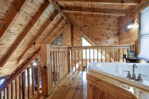 Cabin In The Woods With Hot Tub