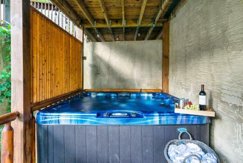 Timberwolf Vista W Hottub Pool Resort View