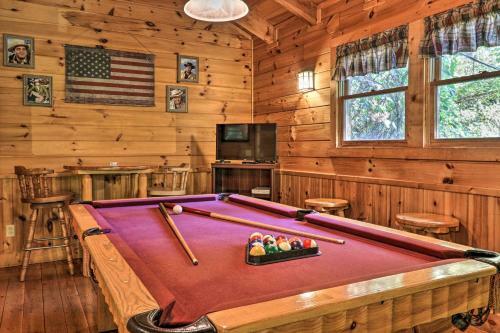Cabin With Hot Tub And Deck, 3 Mi To Pigeon Forge