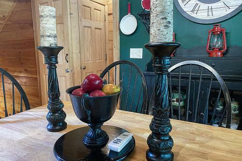 Peaceful 4bed/3.5bath Luxury Cabin, Hot Tub!