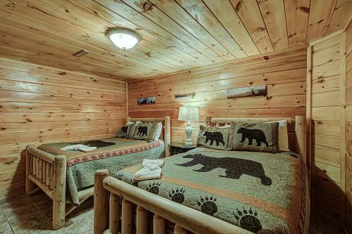 Peaceful 4bed/3.5bath Luxury Cabin, Hot Tub!