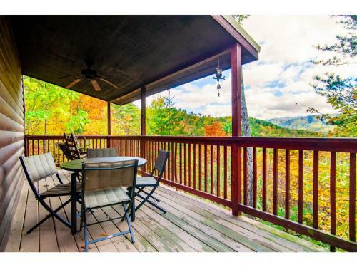 Papa Bear - Private With Hot Tub, Pool Table, And View