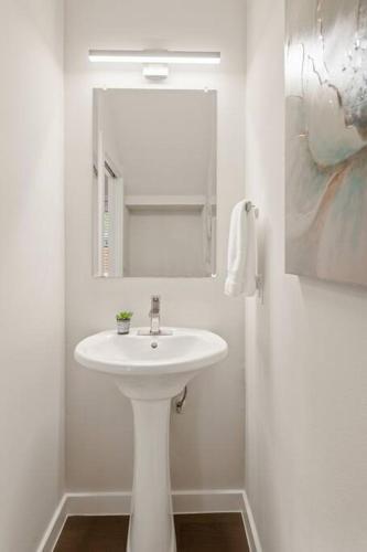 New Modern 2 Bedroom House In Hip Montopolis