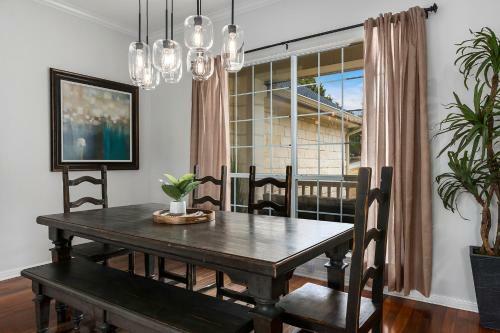New Austin Hill Country Charmer W/ Pool On 1 Acre