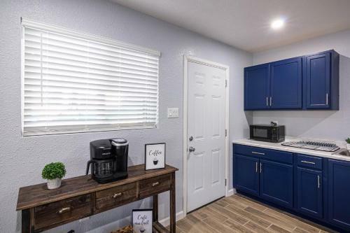 Cheerful 3 Bedroom Home With Parking On Premises.