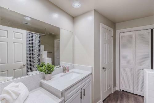 Elegant Stays Corporate Apartment Uptown - Downtown -
