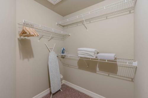 Elegant Stays Corporate Apartment Uptown - Downtown -