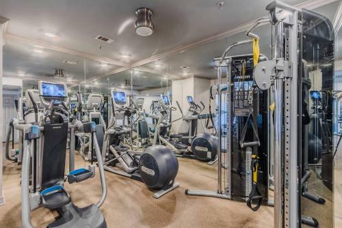 Elegant Stays Corporate Apartment Uptown - Downtown -
