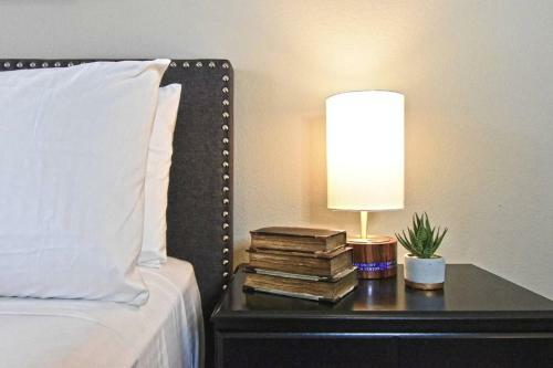 Elegant Stays Corporate Apartment Uptown - Downtown -