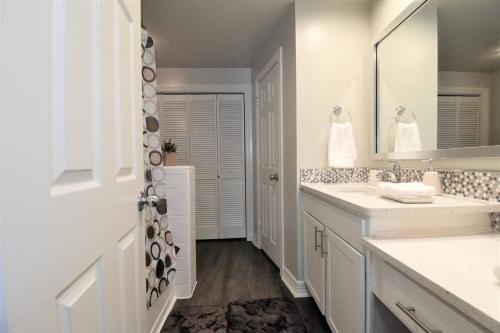 Elegant Stays Corporate Apartment Uptown - Downtown -