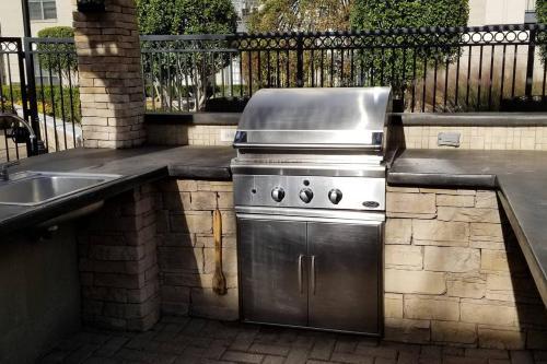 Elegant Stays Corporate Apartment Uptown - Downtown -