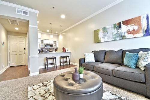 Elegant Stays Corporate Apartment Uptown - Downtown -