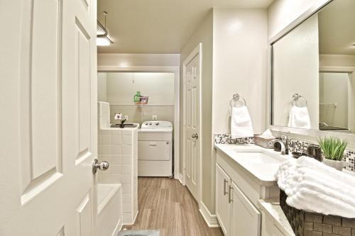 Elegant Stays Corporate Apartment Uptown - Downtown -