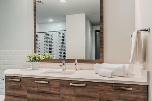 Regal Stays Corporate Apartments - Downtown Dallas