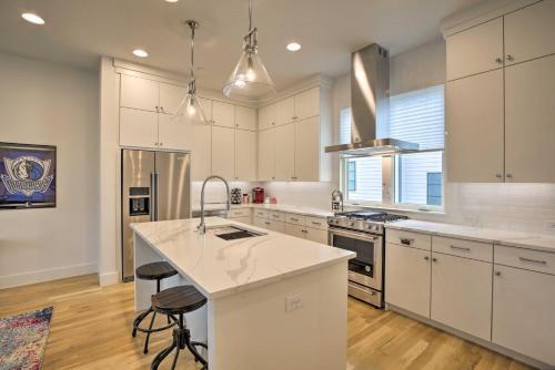 Sleek Dallas Townhouse - 5 Miles To Downtown!