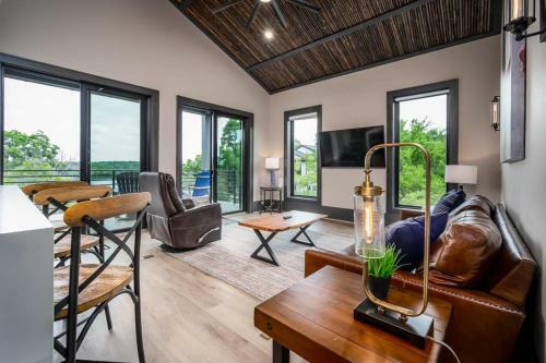 Wake And Roll Plus - The Ultimate Luxury Lake Lbj Escape