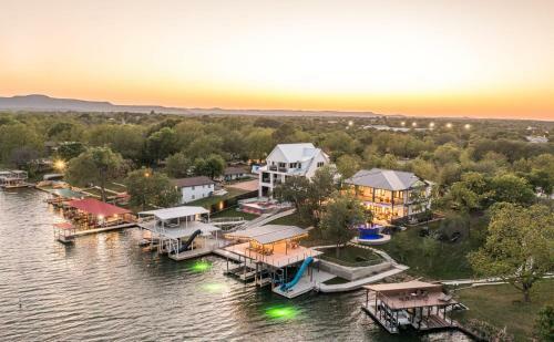 Wake And Roll Plus - The Ultimate Luxury Lake Lbj Escape