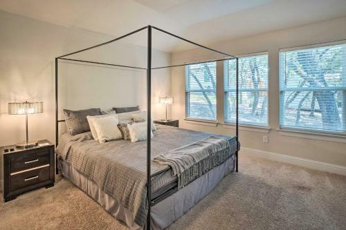 Bright Lago Vista Home - Walk To Lake Travis!