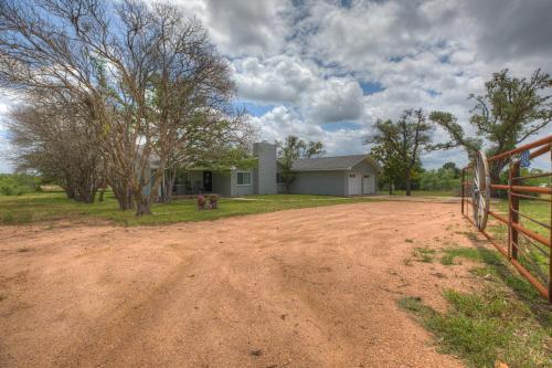 Gorgeous Home Near Wineries With Hot Tub And Fire Pit
