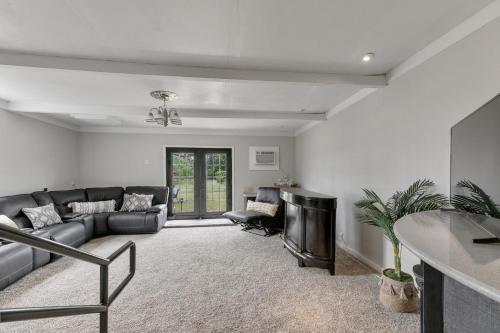 Gorgeous Home Near Wineries With Hot Tub And Fire Pit