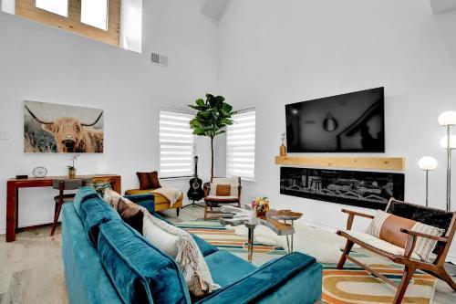 New Luxury Modern Home With Hot Tub And Deck And Firepit