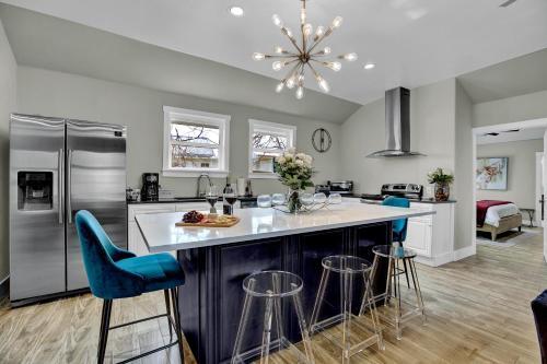 Luxury Home 1 Block To Main With Hottub