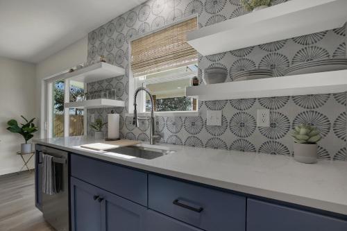 New! Haus With Hot Tub And Fire Pit-near Main St!