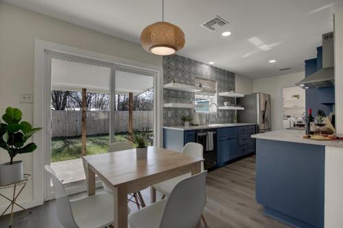 New! Haus With Hot Tub And Fire Pit-near Main St!
