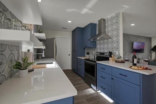New! Haus With Hot Tub And Fire Pit-near Main St!