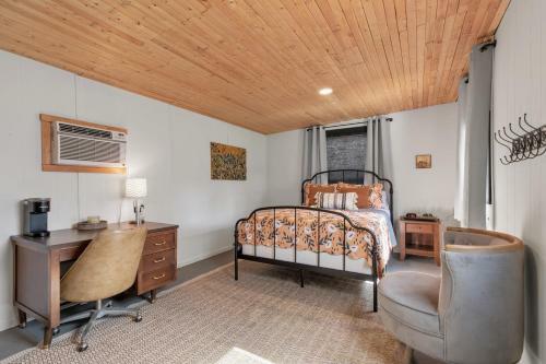 New Modern Farmhouse With Hot Tub, Fire Pit, & Games